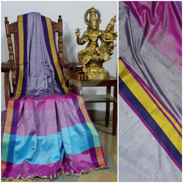 Grey shot with pink handloom linen with contrasting border and pallu. Saree comes with contrasting pink blouse piece.