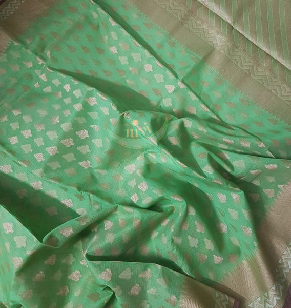 Green silk cotton benaras brocade with antique zari temple border. The saree comes with plain blouse matching body colour.