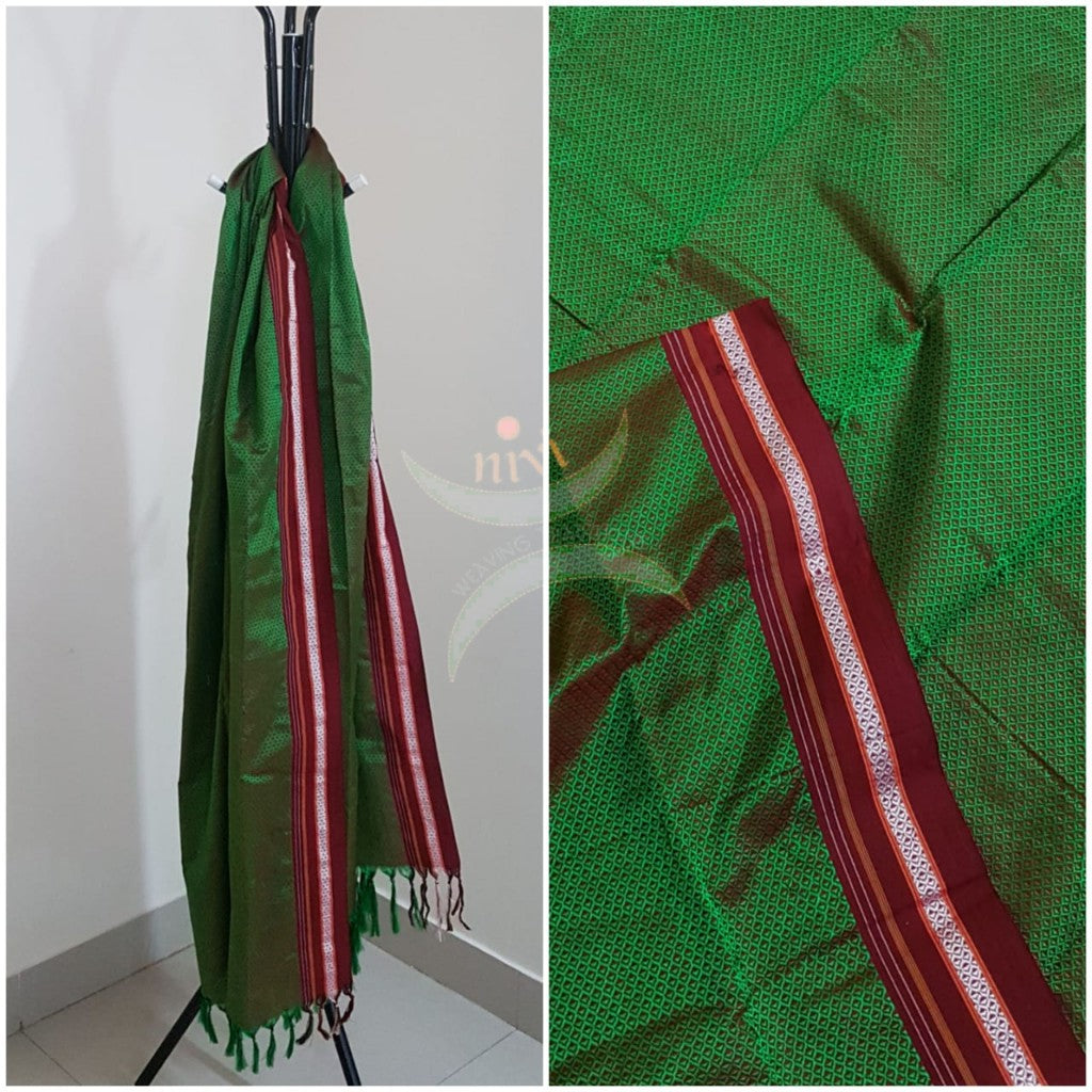 Handloom green with maroon border khun/ khana dupatta