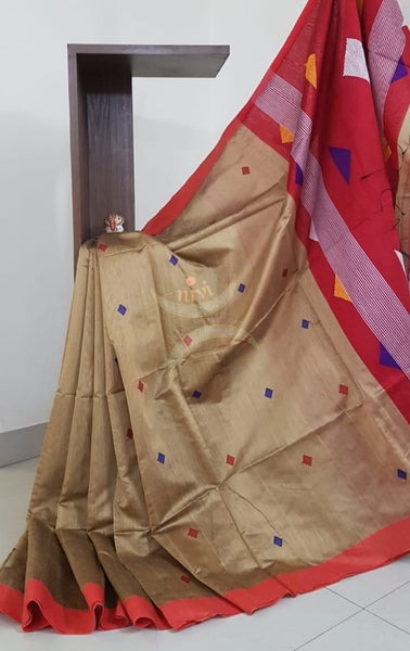 Beige Bengal handloom woven saree with contrasting pallu.