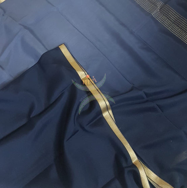 50 gms Two Tone pure Silk Crepe in shades of Grey with a fine zari border. Saree comes with pure Grey crepe blouse in darker tone.