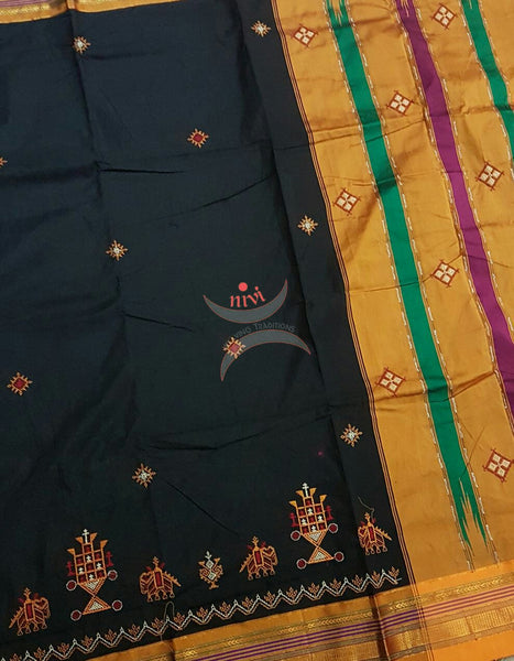 Black with mustard silk cotton kasuti embroidered Ilkal with Anne ambari motif and traditional tope teni pallu . 